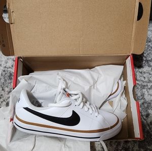 NIKE COURT LEGACY BRAND NEW SIZE 7Y(8.5,9 WOMENS)